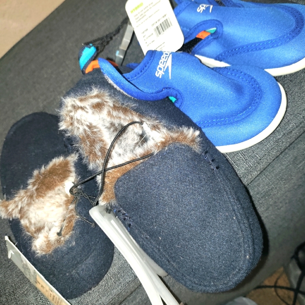 2 pairs of shoes size 7/8 toddler